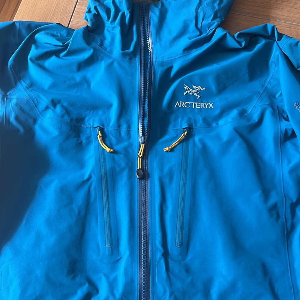 Vintage Arc’teryx Alpha LT jacket. MADE IN CANADA.